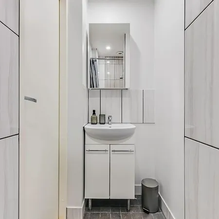 Apartman 10 - Modern 2br Apartment, Fast Wifi, Near Old Town
